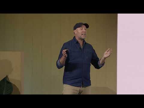 他用 ChatGPT 不是写文案，而是把整个创意世界“跑”出来了